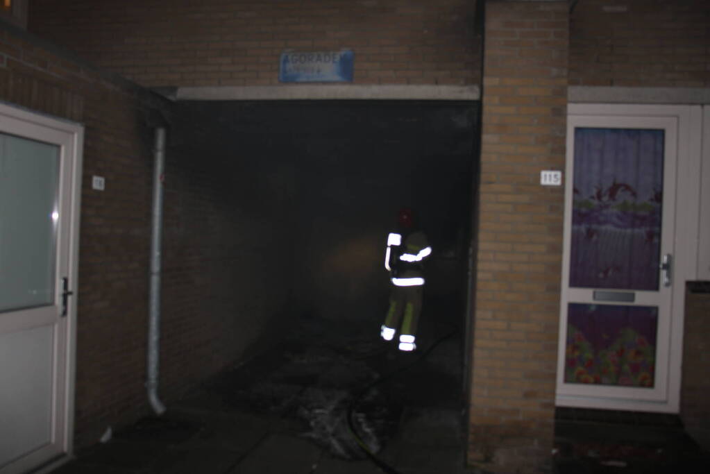 Houten bank vliegt in brand