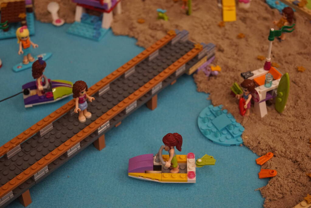 LEGO-liefhebbers bewonderen tentoongestelde creaties