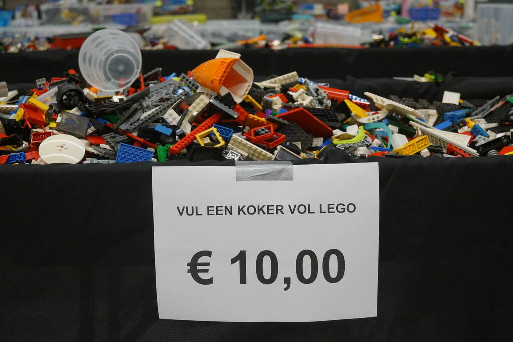 LEGO-liefhebbers bewonderen tentoongestelde creaties