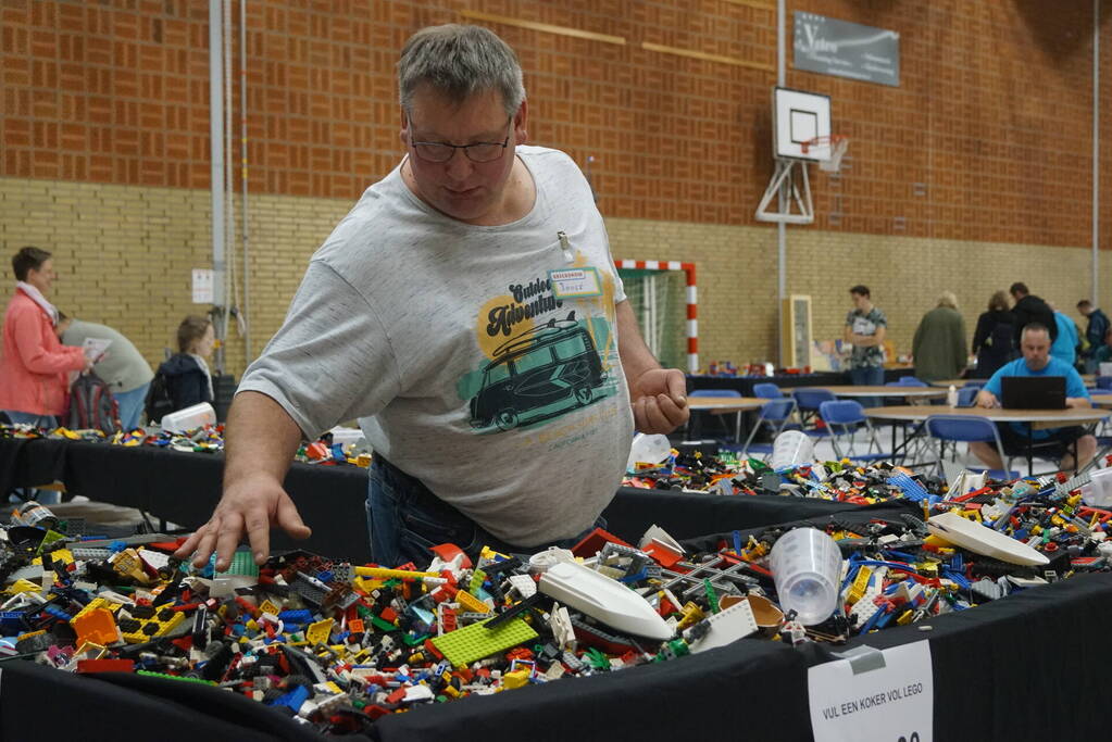 LEGO-liefhebbers bewonderen tentoongestelde creaties