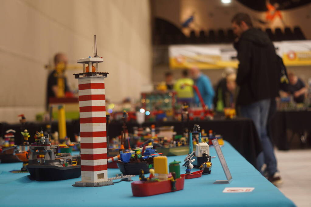 LEGO-liefhebbers bewonderen tentoongestelde creaties