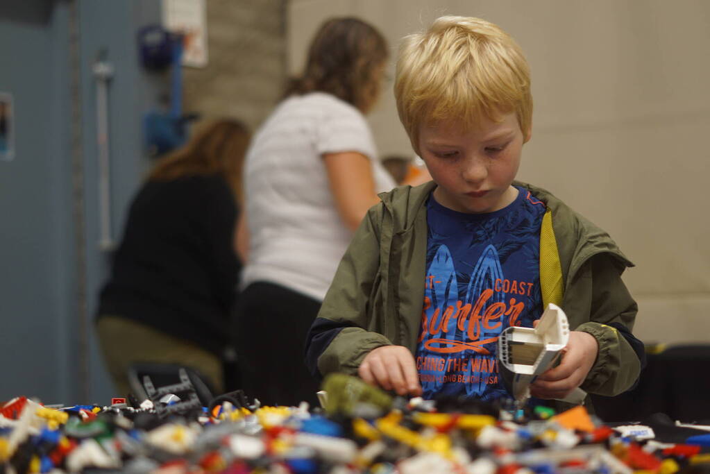 LEGO-liefhebbers bewonderen tentoongestelde creaties