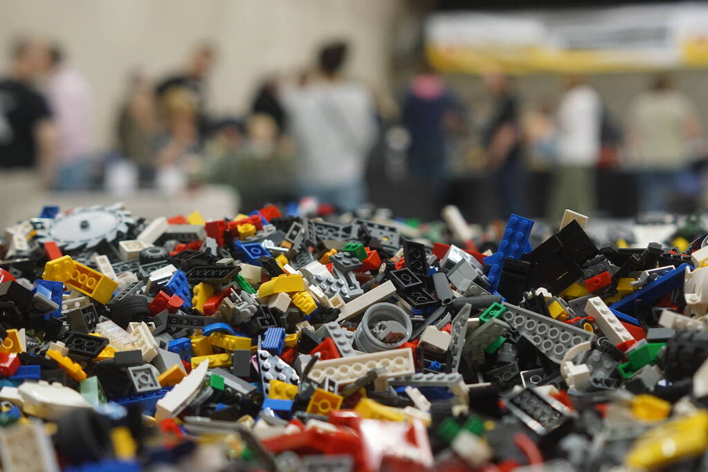 LEGO-liefhebbers bewonderen tentoongestelde creaties