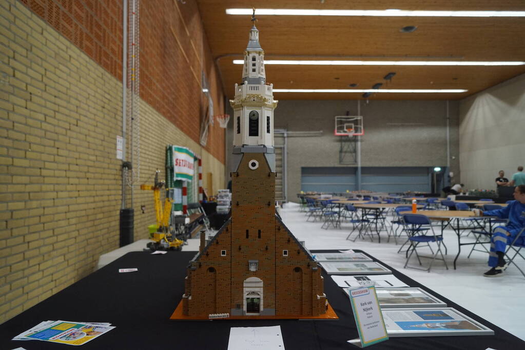 Nagebouwde Grote Kerk van Lego tentoongesteld