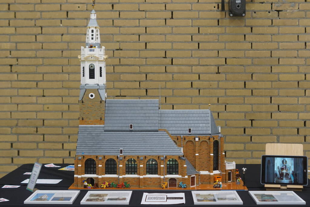 Nagebouwde Grote Kerk van Lego tentoongesteld