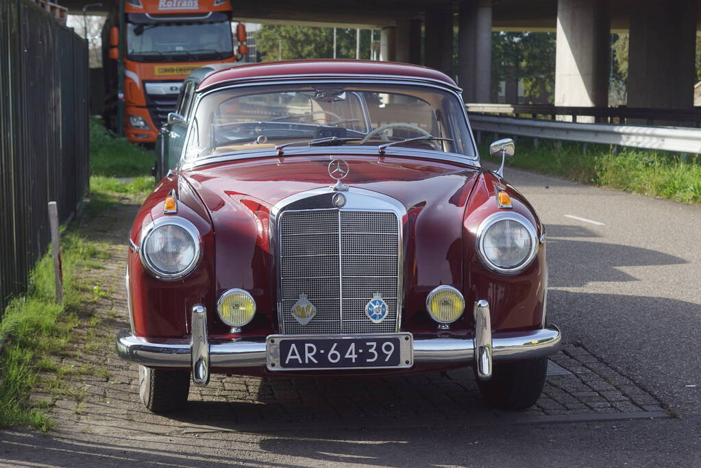 Beeldschone Mercedes-Benz voertuigen geparkeerd