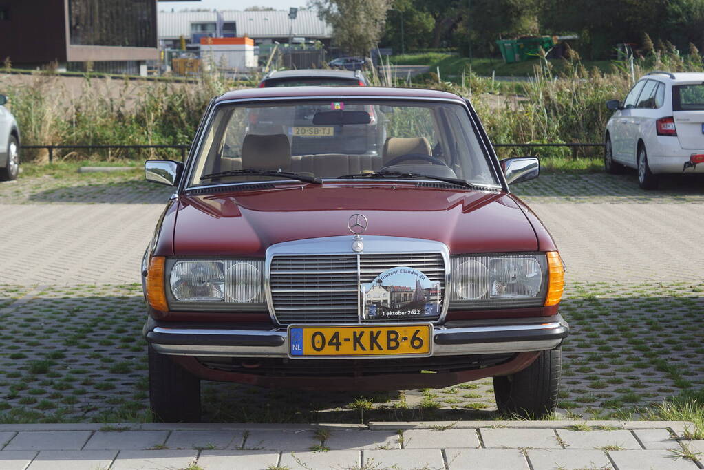 Beeldschone Mercedes-Benz voertuigen geparkeerd