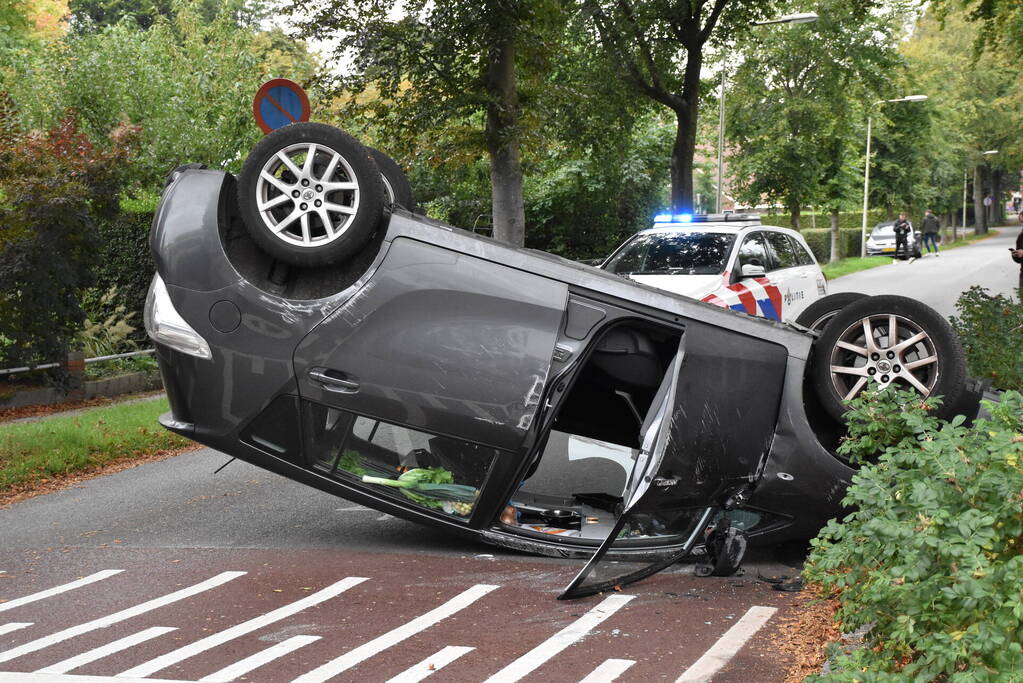 Auto belandt op kop na aanrijding op kruising