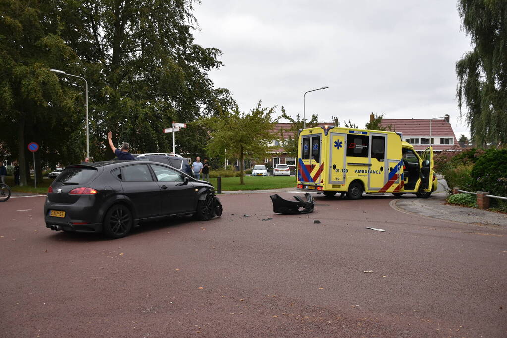 Auto belandt op kop na aanrijding op kruising