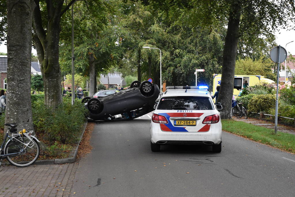 Auto belandt op kop na aanrijding op kruising