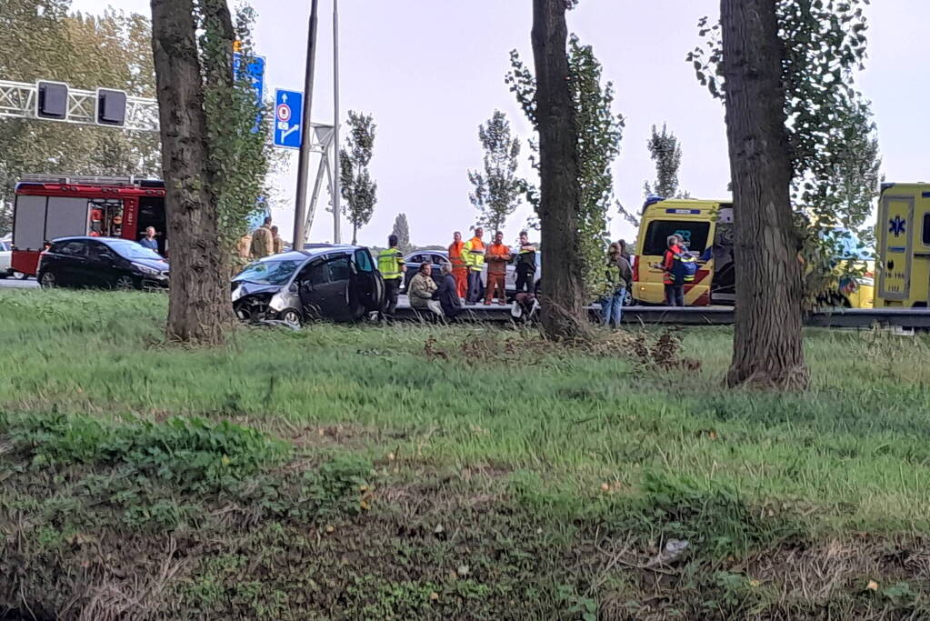 Traumahelikopter landt op snelweg nadat auto tegen boom klapt, twee gewonden