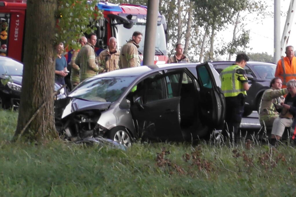 Traumahelikopter landt op snelweg nadat auto tegen boom klapt, twee gewonden