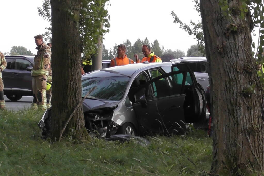 Traumahelikopter landt op snelweg nadat auto tegen boom klapt, twee gewonden