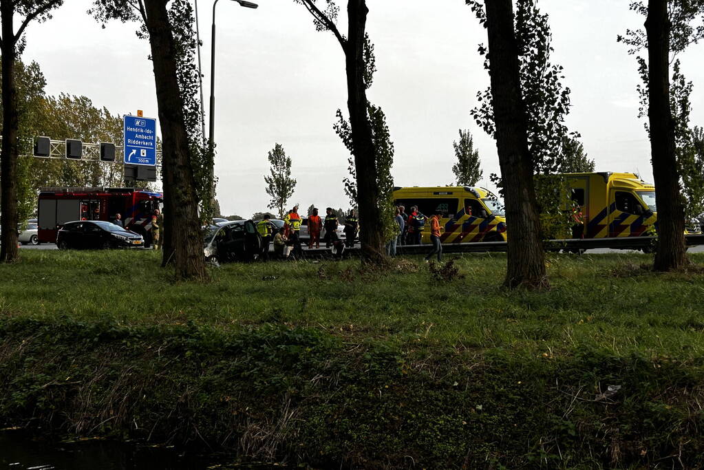 Traumahelikopter landt op snelweg nadat auto tegen boom klapt, twee gewonden