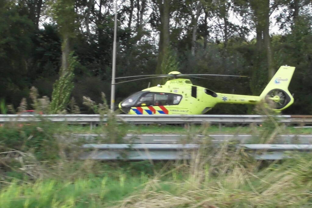 Traumahelikopter landt op snelweg nadat auto tegen boom klapt, twee gewonden