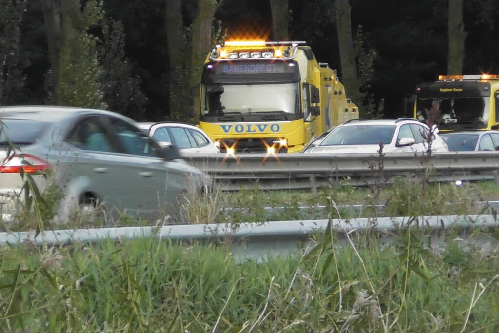 Traumahelikopter landt op snelweg nadat auto tegen boom klapt, twee gewonden