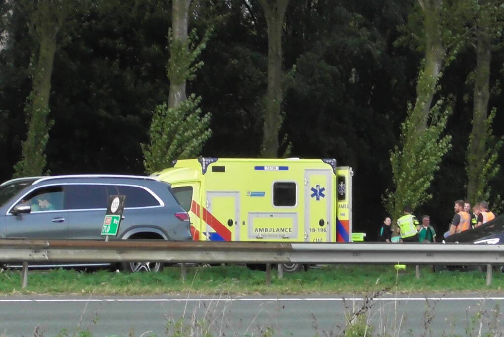 Traumahelikopter landt op snelweg nadat auto tegen boom klapt, twee gewonden