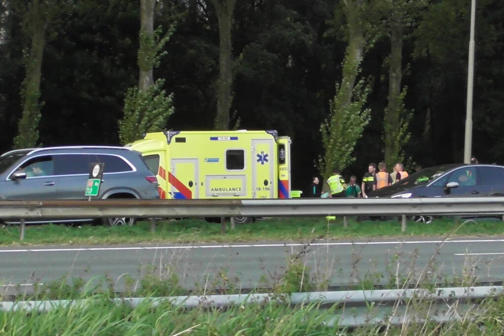 Traumahelikopter landt op snelweg nadat auto tegen boom klapt, twee gewonden