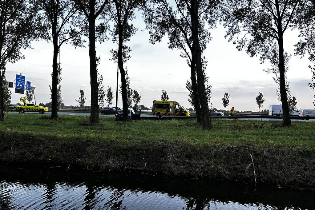 Traumahelikopter landt op snelweg nadat auto tegen boom klapt, twee gewonden