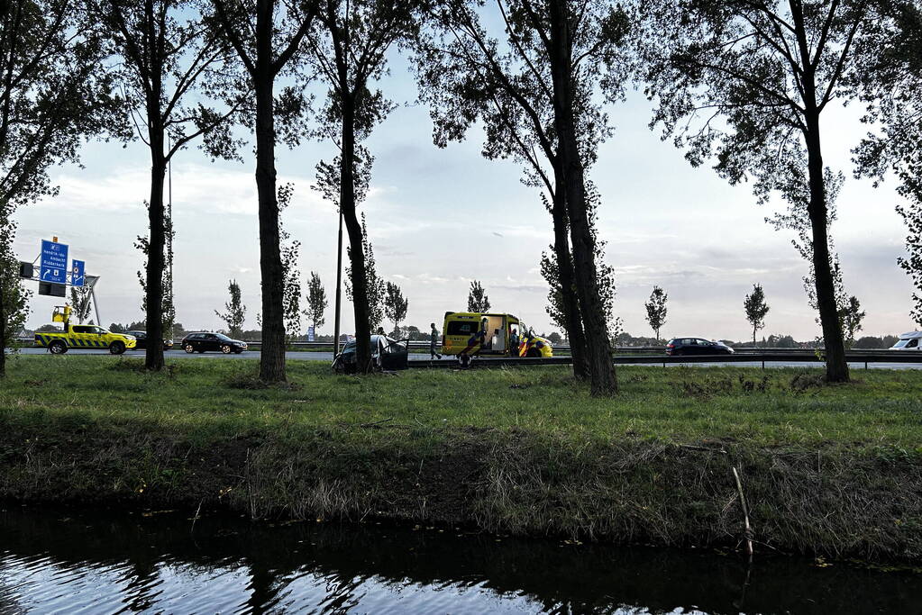 Traumahelikopter landt op snelweg nadat auto tegen boom klapt, twee gewonden