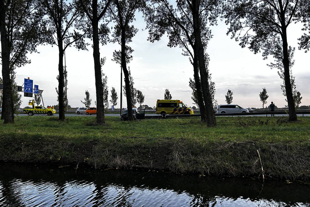 Traumahelikopter landt op snelweg nadat auto tegen boom klapt, twee gewonden