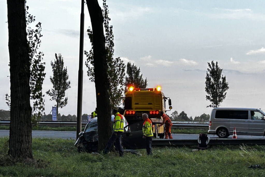 Traumahelikopter landt op snelweg nadat auto tegen boom klapt, twee gewonden