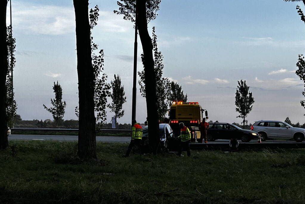 Traumahelikopter landt op snelweg nadat auto tegen boom klapt, twee gewonden