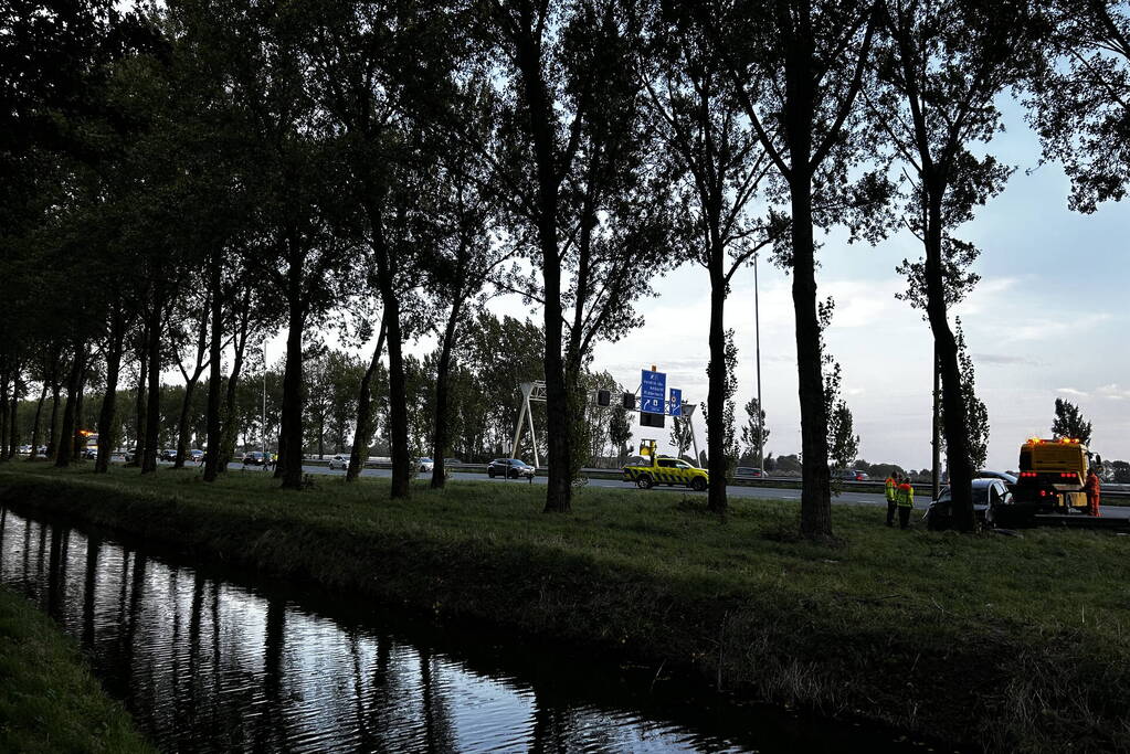 Traumahelikopter landt op snelweg nadat auto tegen boom klapt, twee gewonden