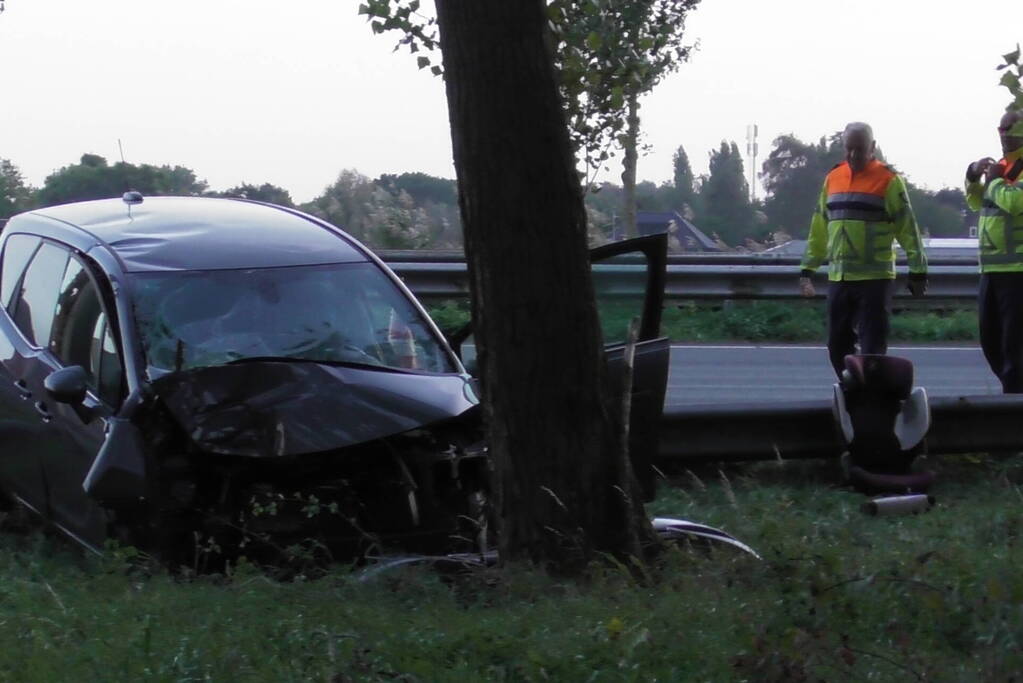 Traumahelikopter landt op snelweg nadat auto tegen boom klapt, twee gewonden