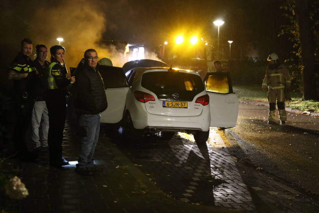 Brandweer blust brandende auto