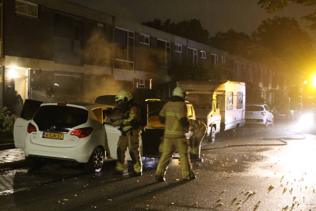 Brandweer blust brandende auto