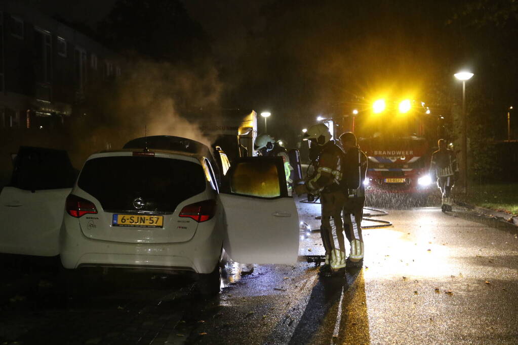 Brandweer blust brandende auto