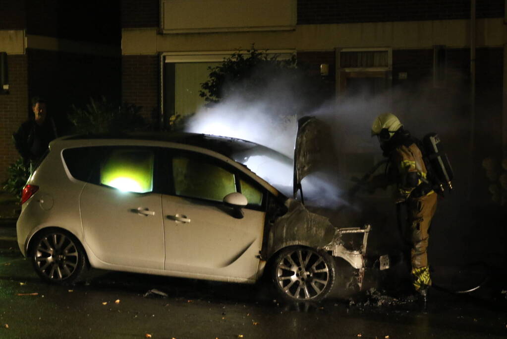 Brandweer blust brandende auto