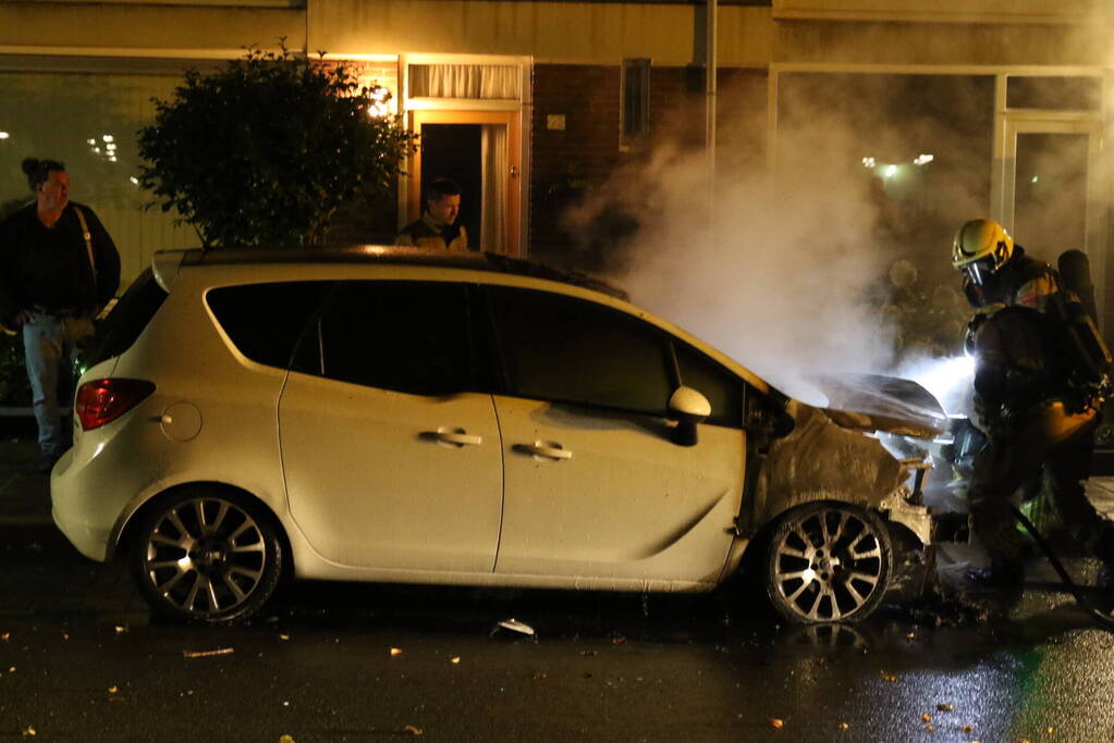 Brandweer blust brandende auto