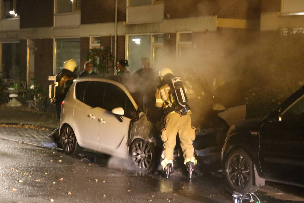 Brandweer blust brandende auto