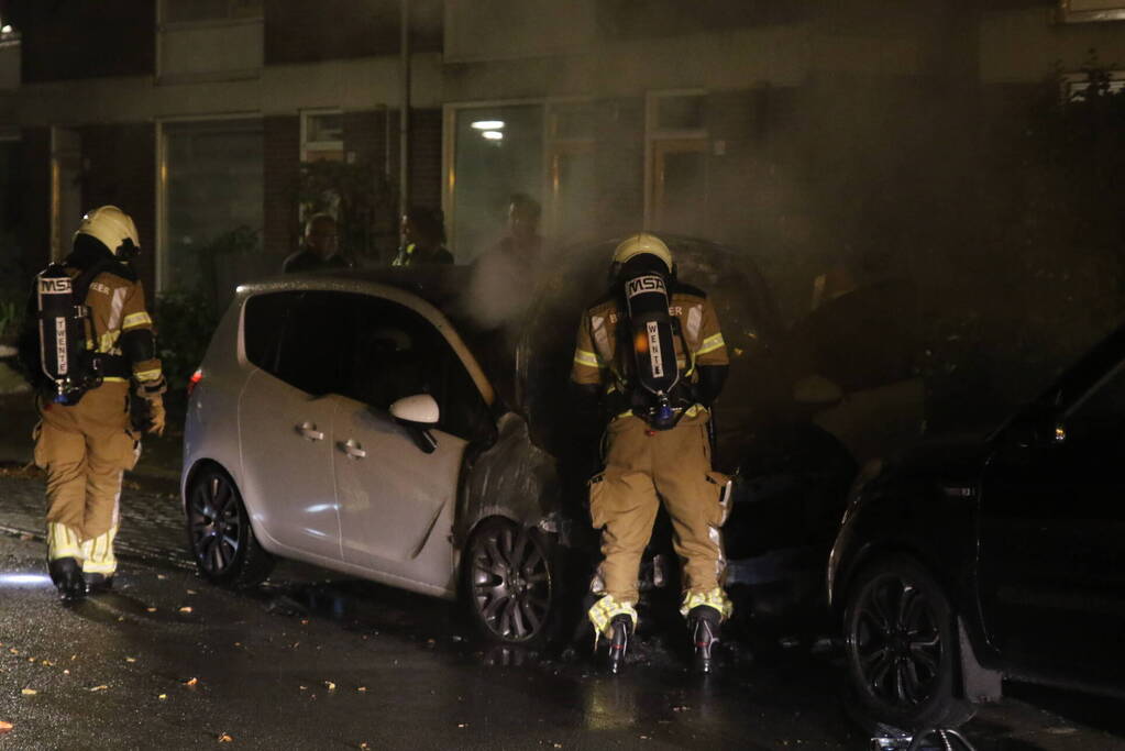 Brandweer blust brandende auto