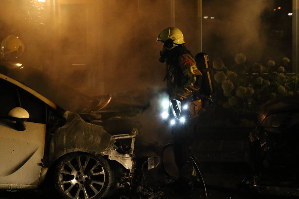 Brandweer blust brandende auto