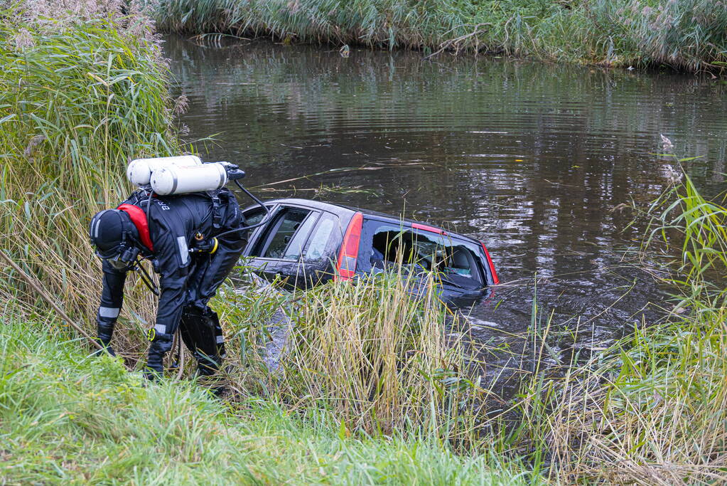 Automobilist raakt van de weg en belandt in Naardertrekvaart