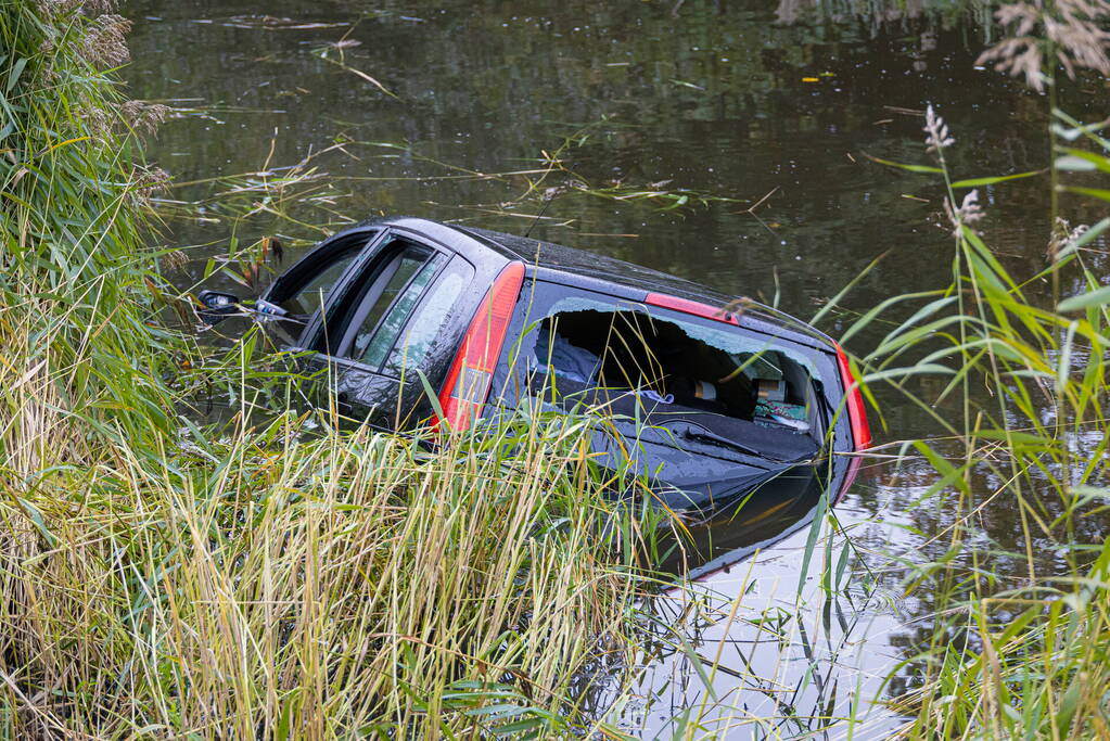 Automobilist raakt van de weg en belandt in Naardertrekvaart