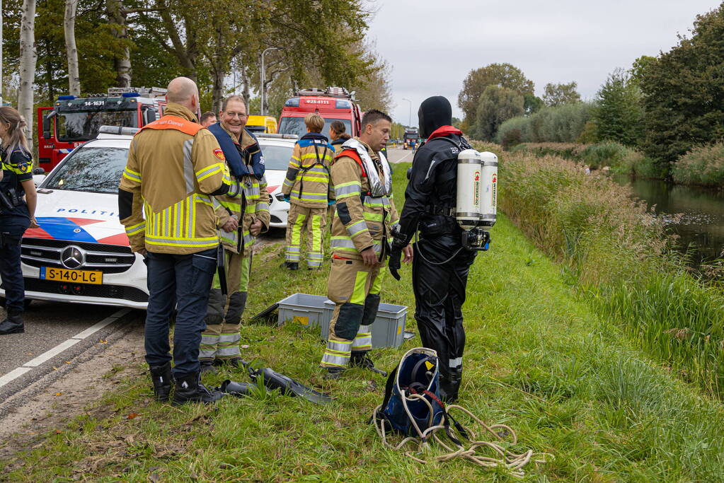 Automobilist raakt van de weg en belandt in Naardertrekvaart