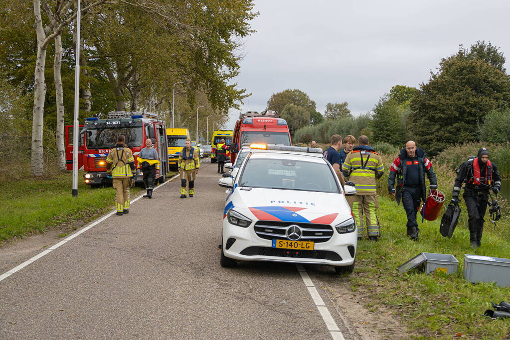 Automobilist raakt van de weg en belandt in Naardertrekvaart