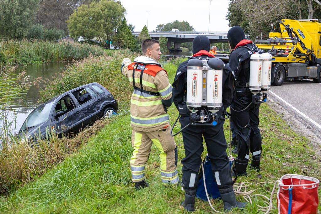 Automobilist raakt van de weg en belandt in Naardertrekvaart