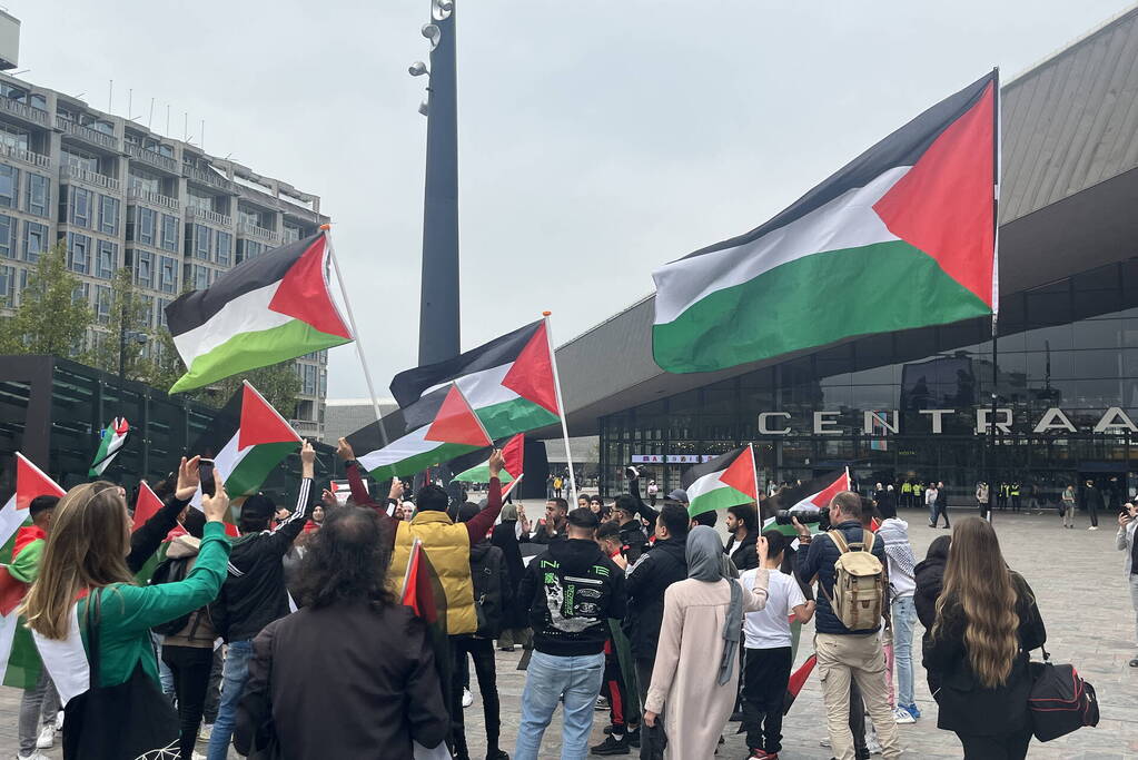 Revolutionaire Eenheid demonstreert bij centraal station