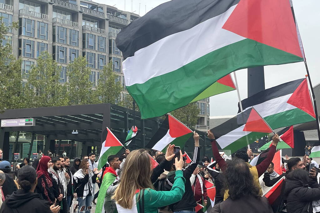 Revolutionaire Eenheid demonstreert bij centraal station