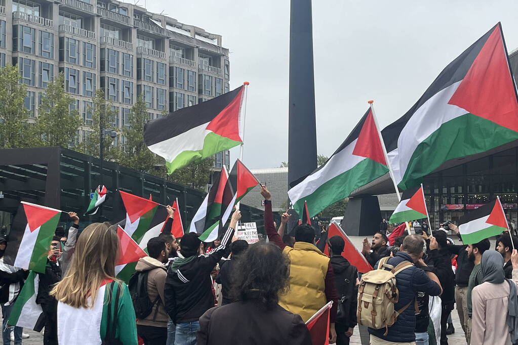 Revolutionaire Eenheid demonstreert bij centraal station