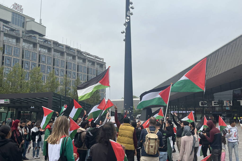 Revolutionaire Eenheid demonstreert bij centraal station