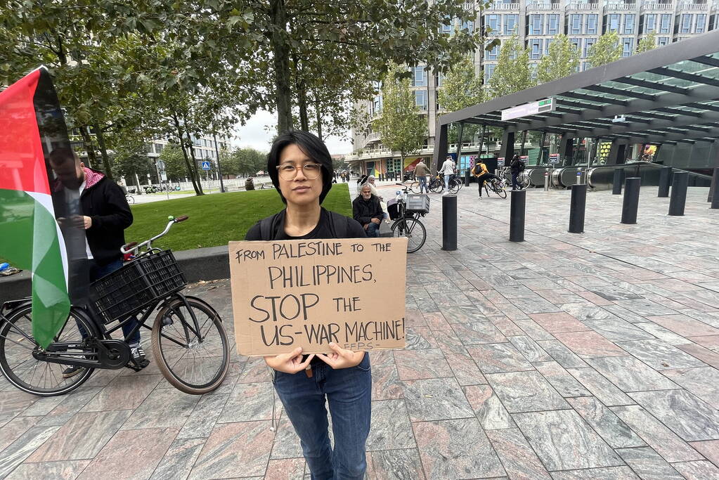 Revolutionaire Eenheid demonstreert bij centraal station