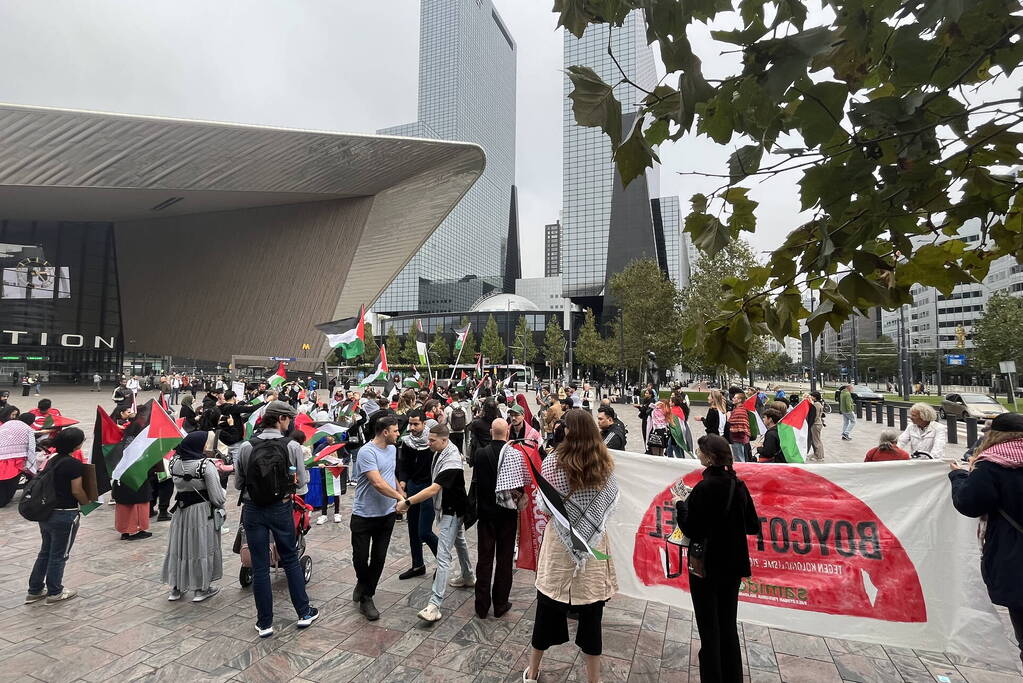 Revolutionaire Eenheid demonstreert bij centraal station