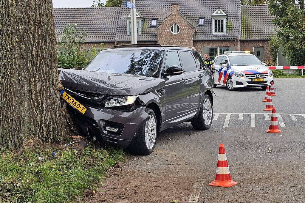 Range Rover klapt op boom bestuurder gewond