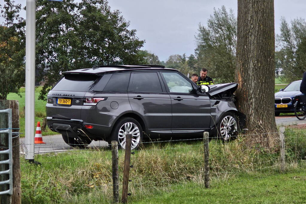 Range Rover klapt op boom bestuurder gewond